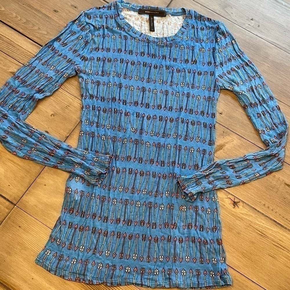 𝅺bcbg Max Azria heart and arrows top